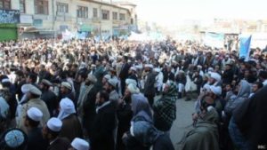 صدها نفر در مرکز بادغیس علیه دولت اعتراض به راه انداختند