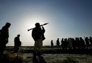 طالبان سربازان یک پاسگاه پولیس را در مرکز غور به رگبار بستند