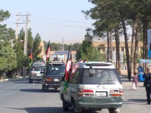 برخی شهروندان هرات مانوری خیابانی را برای تشویق مردم در انتخابات اجرا کردند