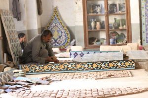 والی هرات خواهان افزایش تولید کارخانه کاشی سازی مسجد جامع شد