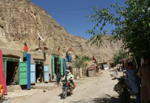 مردم جوند بادغیس در محاصره اقتصادی طالبان؛ دولت گفته از هوا مواد غذایی می‌رسانیم