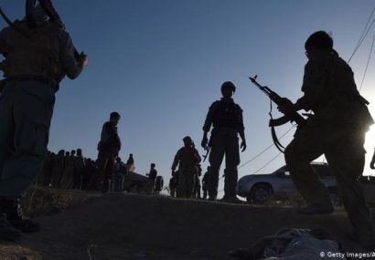 دولت دسته گل‌ها را با ۱۰ کشته از طالبان فراه گرفت