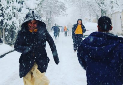 هم آغوشی مردم بادغیس با برف سپید زمستانی