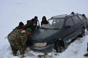 بارش برف باز هم برخی شاهراه‌های غور را مسدود کرد