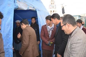 جوانان رضاکار غور خیمه مساعدت برای تنگدستان را بر پا کردند