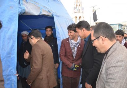 جوانان رضاکار غور خیمه مساعدت برای تنگدستان را بر پا کردند
