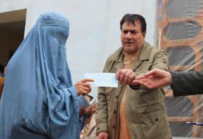 دولت به ۴۵۰ خانواده بیجا شده جنگی در بادغیس پول نقد داد
