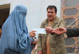 دولت به 450 خانواده بیجا شده جنگی در بادغیس پول نقد داد