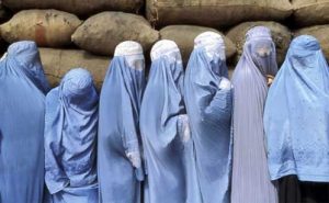  اعتراض زنان نیازمند غور در مقابل دفتر والی