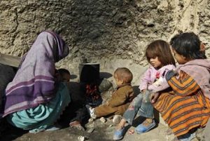 خانواده‌ای در تخار کودک خود را به دلیل فقر و گرسنگی به 6 هزار افغانی فروختند