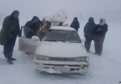 بر اثر برف بیست مسافر در راه هرات – بادغیس گیر ماندند