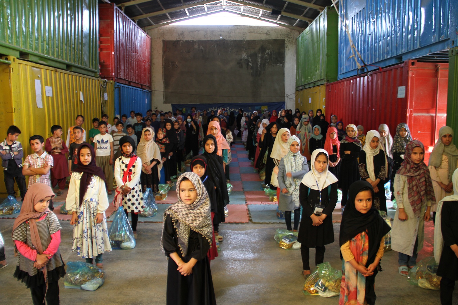 توزیع تحفه عیدی برای ۱۲۰ دانش‌آموز سرکس هرات