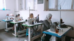 کودکان کار و محروم از درس بادغیس، فن و حرفه فرا می‌گیرند