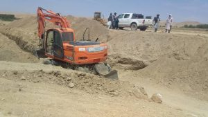کار ساخت دیوار استنادی برای سرک منتهی به دانشگاه غور آغاز شد