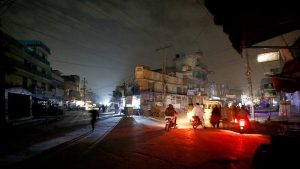 پاکستان در تاریکی مطلق؛ برق تمام این کشور قطع شده است