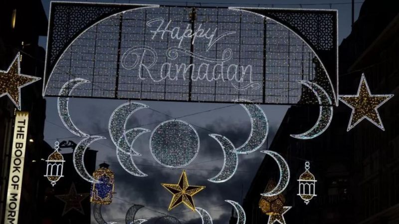 فرا رسیدن ماه مبارک رمضان؛ مرکز شهر لندن برای اولین بار چراغانی شد