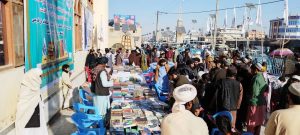 استقبال جوانان فراه از اولین نمایشگاه کتاب در این ولایت