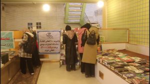 خوردن غذا و خواندن کتاب؛ برگزاری نمایشگاه کتاب در یک رستورانتی در هرات