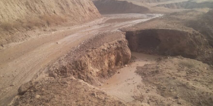 سیلاب اکثر راه‌های مواصلاتی بادغیس را تخریب کرد