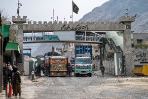 کمیسار تورخم: پاکستان با وجود توافق قبلی برای رانندگان افغان سند تردد نمی‌دهد