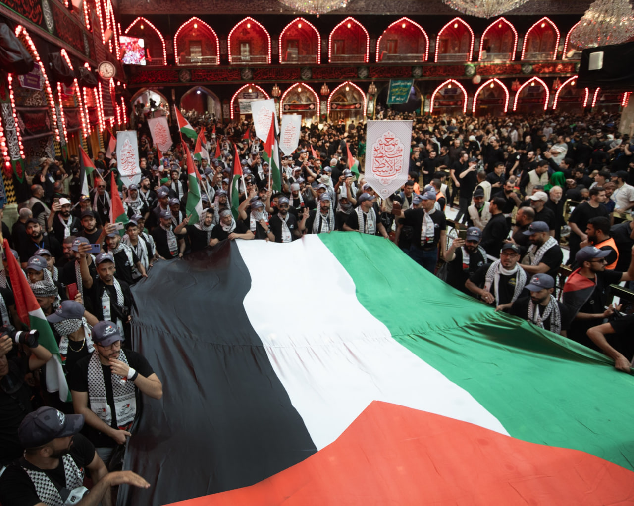 الجزیره نوشت: اربعین میلیونی امسال عرصهای همبستگی با مردم فلسطین بود
