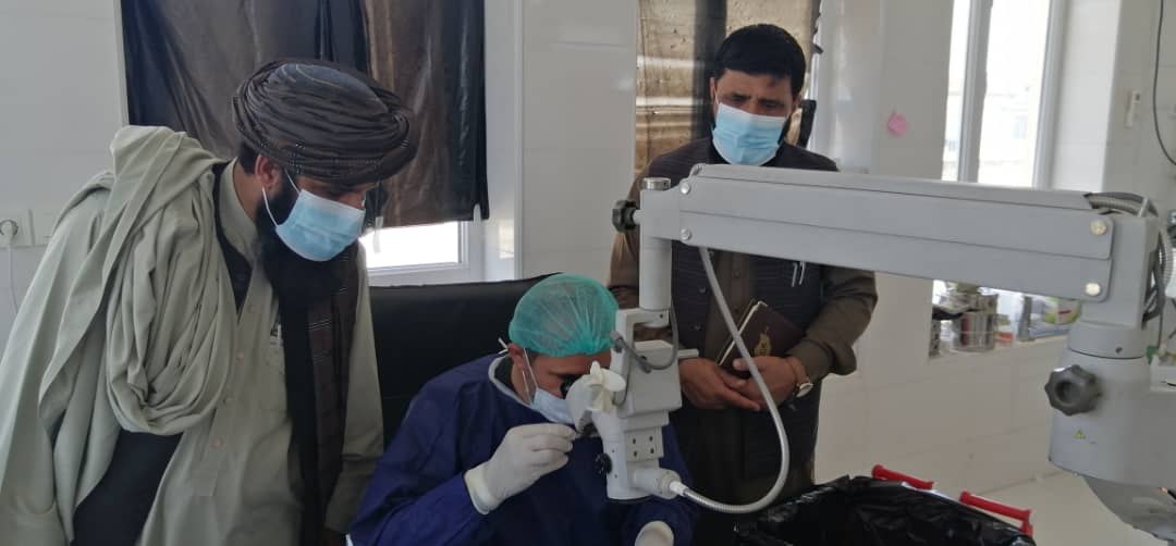 اعزام تیم صحی وزارت صحت عامه به فراه؛ روزانه 70 عملیات چشم انجام میشود