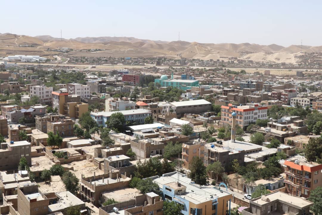 سرک‌های شهر قلعه‌نو بادغیس آسفالت می‌شود