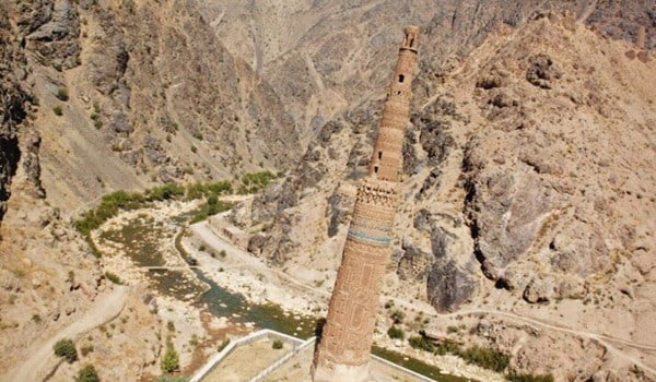وضعیت نگران کننده منار جام غور؛ سیلابهای اخیر باعث کج شدن منار به سمت دریا شده است