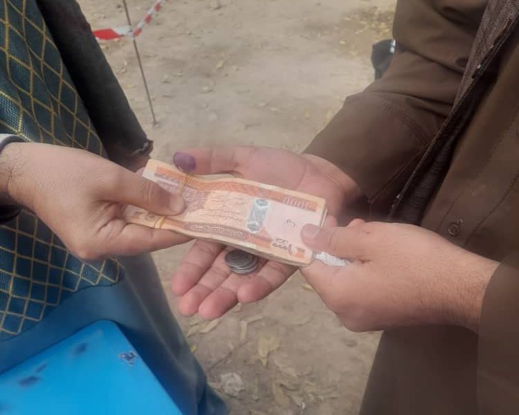 کمک نقدی به 1000 خانواده عودت کننده در بادغیس توزیع شد