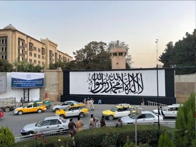 دیوارهایی که آمریکایی‌ها در کابل سر راه مردم کشیده بودند، فرو می‌ریزد