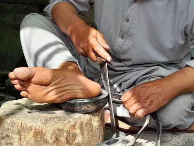 وقتی تایر کهنه جان می‌گیرد؛ چپات‌دوزی در هرات هنوز زنده است
