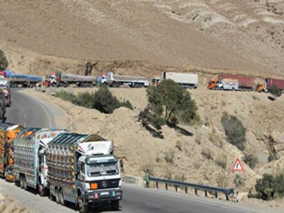 متوقف شدن ۱۲۰۰ موتر حامل کالاهای تجاری افغانستان در بندر کراچی پاکستان