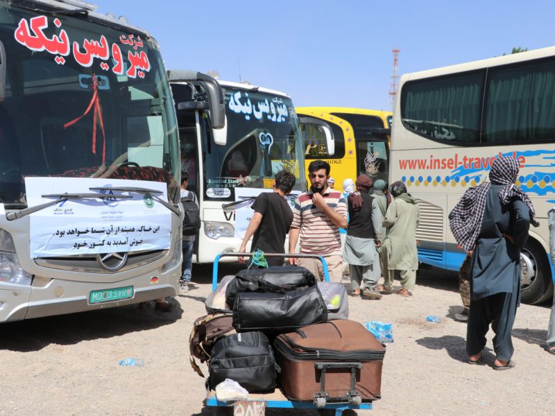 آغاز کمک بنیاد خیریه عزیزی به مهاجران افغانستان در مرز اسلام قلعه