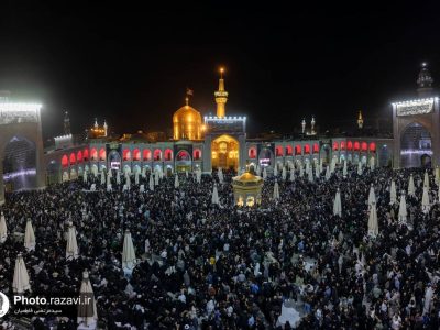 سوگواری زائران در سالروز شهادت امام رضا (ع) در حرم رضوی