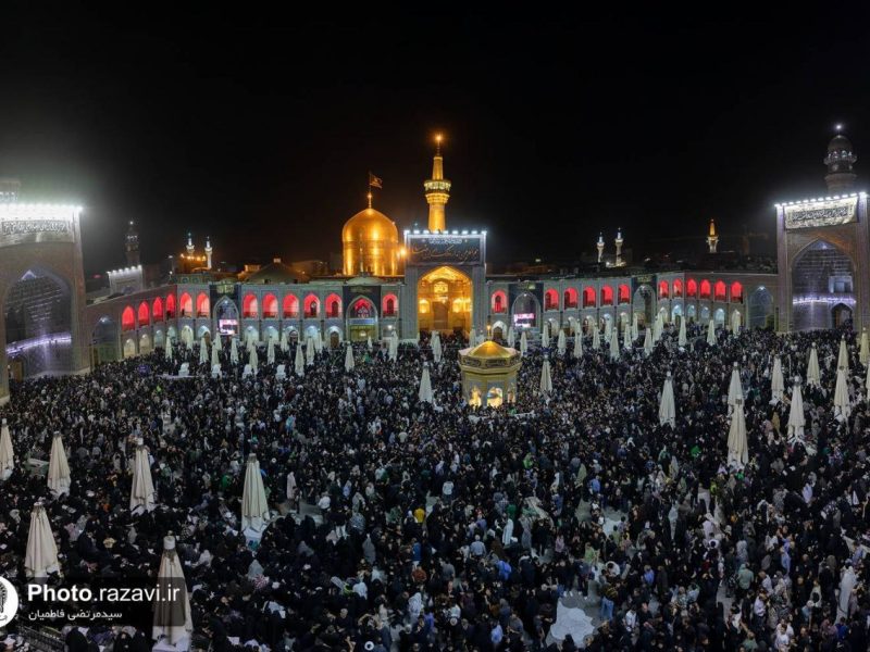 سوگواری زائران در سالروز شهادت امام رضا (ع) در حرم رضوی