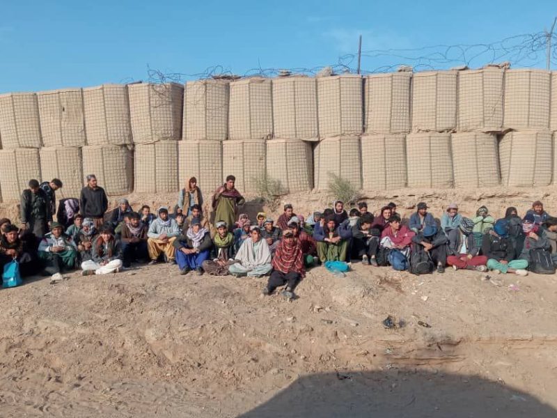 نیروهای مرزی در هرات ۱۰ قاچاقبر را در جمع ۸۶ نفر در مرز ایران بازداشت کردند