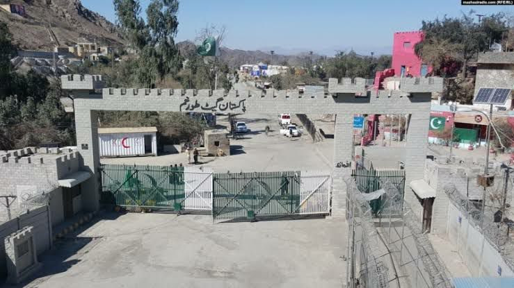 توقف صدها موتر باری در دو سوی مرز: پاکستان میگوید گذرگاهها همچنان بسته میماند