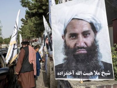 رهبر امارت اسلامی: در مذاکرات، مستقل تصمیم بگیرید و از منافع افغانستان حفاظت کنید