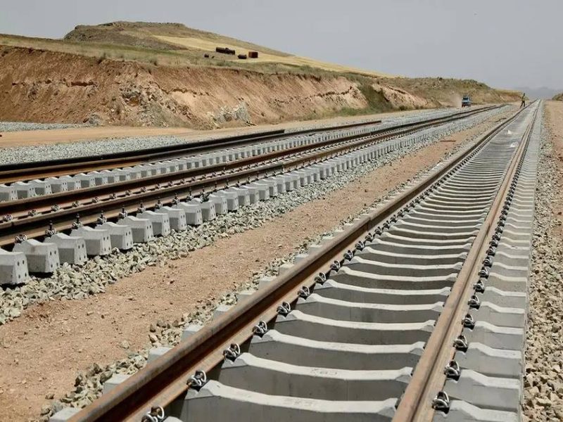 بازدید معین وزارت فواید عامه از روند کار فاز دوم قطعه چهارم خط آهن خواف–هرات