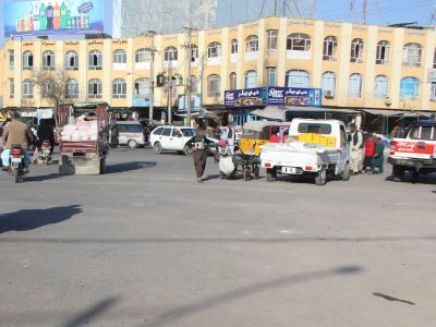 پاکسازی غرفه‌ها و موانع شهری در فلکه درب‌خوش از سوی شهرداری هرات