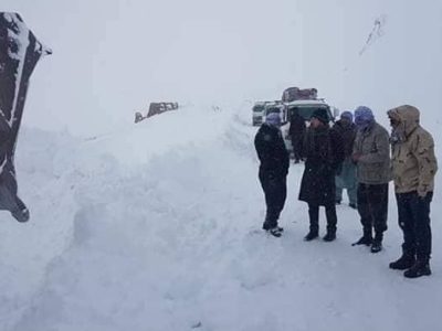 بازگشایی راه‌های مسدودشده ولسوالی پرچمن فراه پس از برف‌باری‌های شدید
