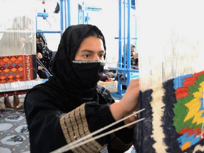 ایجاد فرصت شغلی برای ۴۰۰ مهاجر با افتتاح مرکز قالین‌بافی در هرات