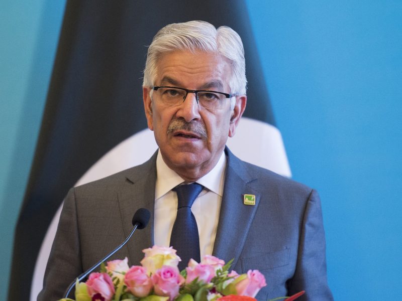 پاکستان دست بردار نیست؛ خواجه آصف بر ادامه تجاوز نظامی به افغانستان تاکید کرد
