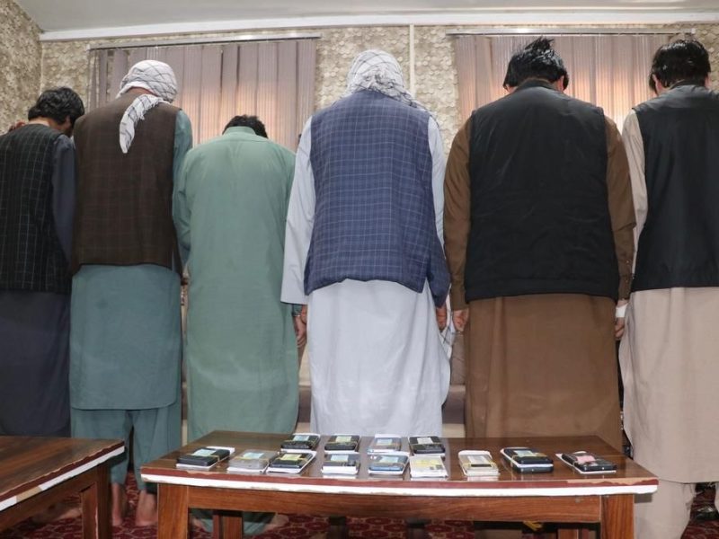 استرداد ده‌ها سیت موبایل مسروقه به مالکان‌شان در بلخ؛ ۱۲ تن بازداشت شدند