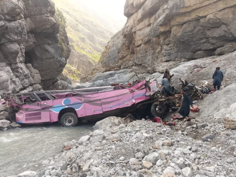 سقوط اتوبوس در دره‌ای در بلوچستان پاکستان ۴۰ کشته برجا گذاشت