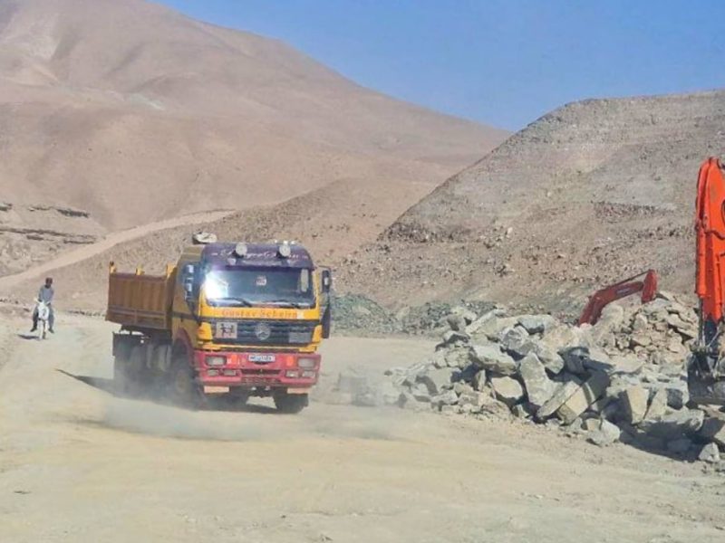 کار ساخت ۵۰ کیلومتر از سرک حلقوی لامان ـ قیصار در بادغیس ادامه دارد