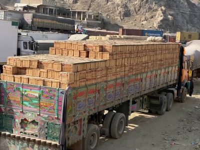 بازرگانان پاکستانی خواستار بازگشایی فوری گذرگاه‌های مرزی با افغانستان شدند