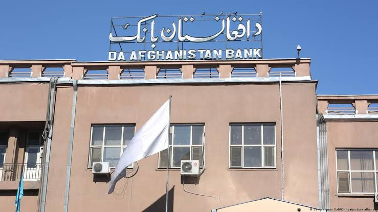محدودیت برداشت از حسابهای بانکی افغانستان تا پایان سال لغو میشود